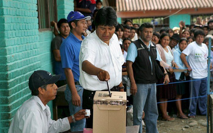 LA PAZ - De Boliviaanse president Evo Morales heeft zondag, nadat bleek dat hij een referendum over zijn positie had gewonnen, zijn landgenoten ertoe opgeroepen de eenheid te bewaren. Verder zei Morales dat hij zich gesterkt voelt de door hem bepleite lan