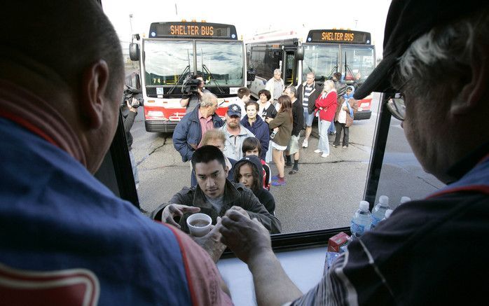 TORONTO – Een lid van het Leger des Heils deelde zondag water en voedsel uit aan evacués in de Canadese stad Toronto, waar zondag een reeks zware gasexplosies plaatsvond. Duizenden mensen moesten hun huizen verlaten vanwege de felle branden die vervolgens