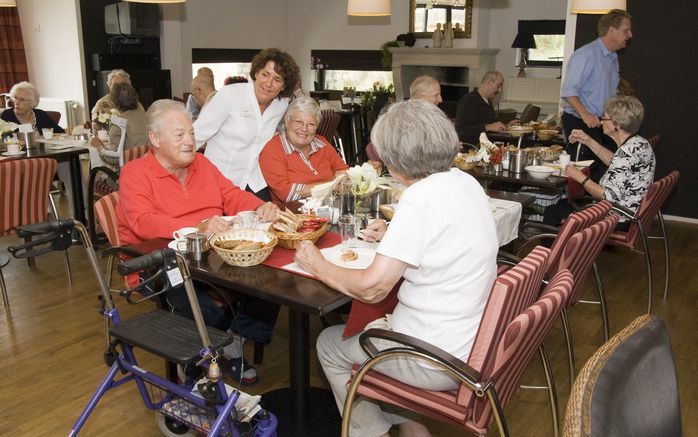 Herstelhotel De Kim in Noordwijk aan Zee herbergt zowel gasten die herstellen van een operatie als vakantiegangers die het op prijs stellen dat er zo nodig verpleegkundige zorg beschikbaar is. In het restaurant kunnen mensen zo wel alleen als groepsgewijs