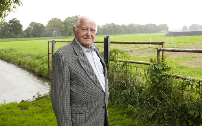 WOUBRUGGE – C. J. Schijf vlak bij de plaats waar in 1944 een Engelse Mosquito neerstortte. De bommenwerper wordt binnenkort geborgen. Foto Pieter Schipper