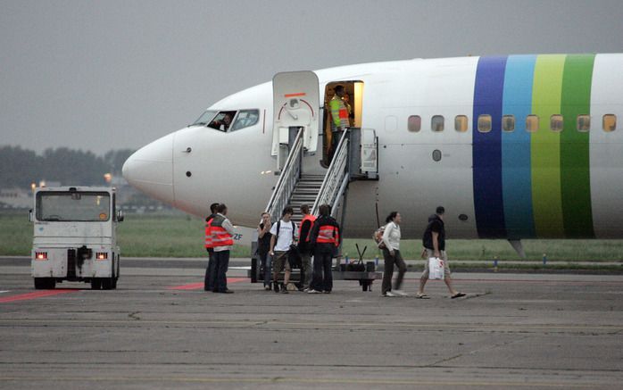 ROTTERDAM - Passagiers moesten dinsdagavond een vliegtuig van Transavia op Rotterdam Airport verlaten, nadat de marechaussee opdracht gaf tot ontruiming. Eerder op de dag ontving de politie via alarmnummer 1 1 2 een dreigement over een op handen zijnde gi