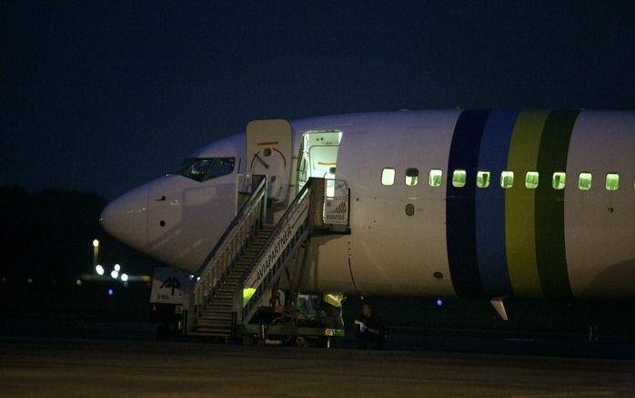 De achtergrond van het dreigtelefoontje dinsdag waardoor een Transavia–vliegtuig urenlang aan de grond bleef staan op Rotterdan Airport blijft vooralsnog een raadsel. De politie en de marechaussee hebben in de nacht van dinsdag op woensdag in Dordrecht he