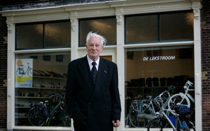 NIEUWEGEIN – J. H. Hoegée uit Nieuwegein is dinsdag vijftig jaar raadslid voor de SGP. In zijn fietsenwinkel komen dagelijks mensen die advies willen. Daardoor stemmen ook veel niet SGP’ers op hem. Foto Sjaak Verboom