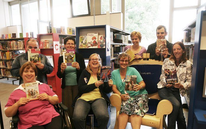 ENSCHEDE – De medewerkers van Aveleijn SDT en hun begeleiders hebben er duidelijk zin in. Ze werken sinds donderdag in een bibliotheek in Enschede, pal tegenover de plek waar in 2000 de vuurwerkfabriek explodeerde. Foto RD, Henk Visscher