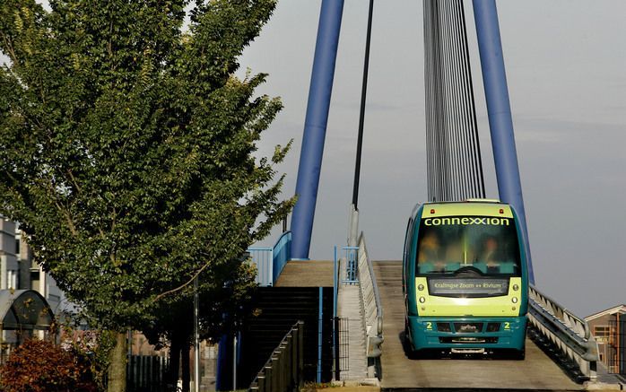 ROTTERDAM - Na jaren van tegenslagen rijden sinds maandag de onbemande Parkshuttles weer. Het openbaarvervoerproject in Rotterdam wordt al jaren achtervolgd door tegenslagen, maar vervoerder Connexxion is trots dat de hightechbusjes weer kunnen worden ing