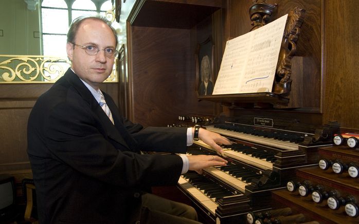 Pianist en organist Vincent de Vries: „Je kunt alleen maar goed leren spelen door keihard te studeren. Dat geldt ook voor mij. En verder moet je talent hebben. Dat krijg je van Boven. Zo ervaar ik dat.” Foto Peter Schipper