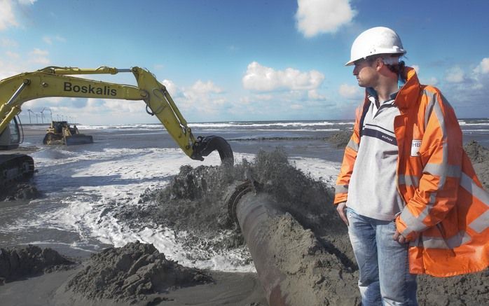 ROTTERDAM - Op het strand van de huidige Maasvlakte, ter hoogte van de elektriciteitscentrale van EON wordt vanaf maandag zand vanuit de Yangtzehaven (Maasvlakte 1) via een lange buisleiding naar het strand gepompt. Dit zijn de eerste fysieke werkzaamhede