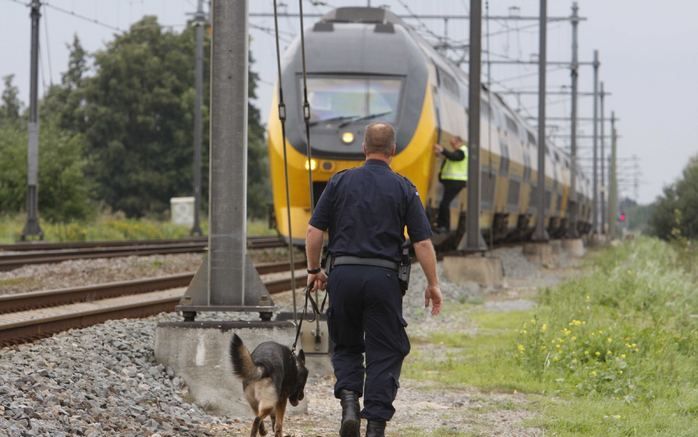 Bij het treinstation Zaltbommel is dinsdagmiddag op last van de politie de intercity tussen Amsterdam en Heerlen stilgezet en ontruimd na een bommelding. Die bleek uiteindelijk vals. Foto ANP