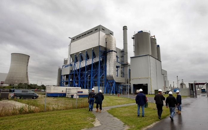 MOERDIJK – De biomassacentrale in Moerdijk is woensdag officieel geopend door minister Verburg. De centrale is „de grootste ter wereld in zijn soort”, aldus het Zeeuwse energiebedrijf Delta, de grootste aandeelhouder. De nieuwe centrale zal jaarlijks 440.