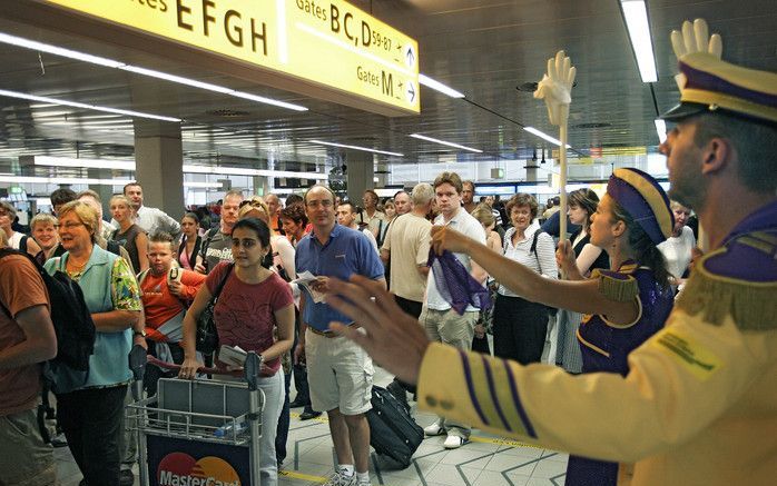 Boekingsites voor vliegreizen moeten vluchten van meer luchtvaartmaatschappijen bieden. De sites moeten ook vaker treinreizen als alternatief bieden, zo heeft het Europees Parlement donderdag besloten. Foto ANP