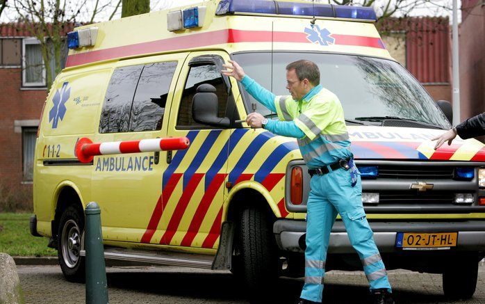 DEN HAAG – Premier Balkenende heeft de belaging van ambulancepersoneel in Amsterdam–West in stevige bewoordingen veroordeeld. „Dit is absoluut onaanvaardbaar. Geweld tegen hulpverleners kan niet worden getolereerd.” Foto ANP