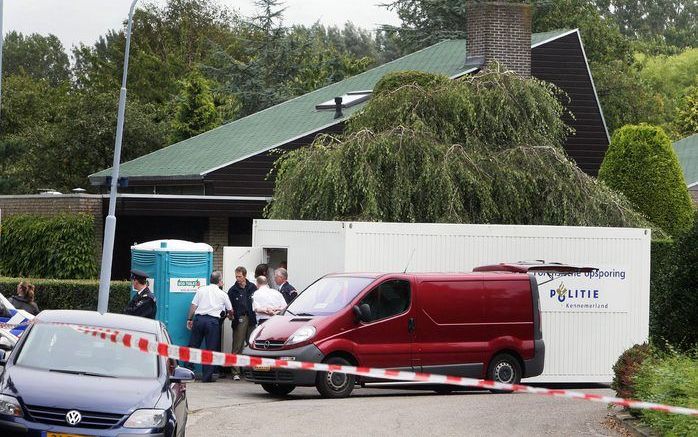 BADHOEVEDORP - Een opsporingsteam onderzocht donderdag de omgeving waar twee mensen dood werden aangetroffen in Badhoevedorp. De verdachte die vrijdag is aangehouden na de ontdekking van twee lichamen in een villa in Badhoevedorp is de 63-jarige moeder va