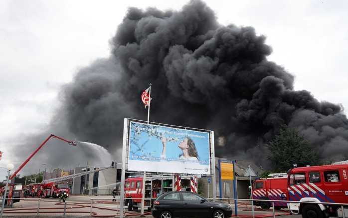 HUISSEN - Bij een plasticfabriek aan de Nijverheidsstraat in het Gelderse Huissen is zondagochtend een zeer grote brand uitgebroken. Het naastgelegen bedrijf vatte ook vlam. Er zijn geen slachtoffers gevallen. Foto ANP