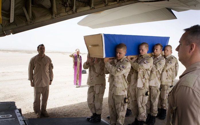 TARIN KOWT – Met een zogenaamde rampceremonie werd dinsdag in Af ghanistan de kist met de zondag gesneuvelde soldaat der eerste klasse Jos ten Brinke in het vliegtuig gedragen dat hem naar Nederland zou bren gen. Zijn lichaam kwam daar dinsdagavond aan. F