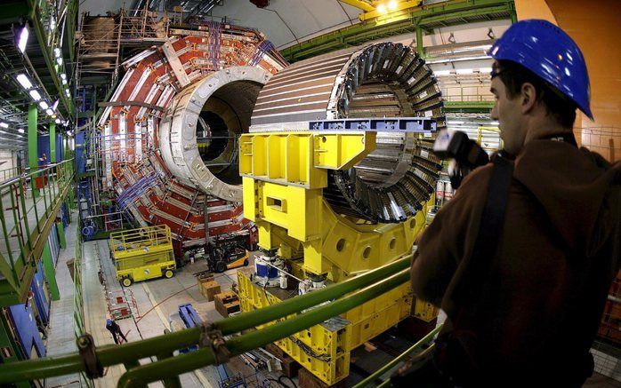 GENEVE – Na tientallen jaren plannen, ontwerpen en bouwen is woensdag in Genève de grootste deeltjesversneller ter wereld in gebruik genomen. De Large Hadron Collider (LHC) is een 27 kilometer lange ring die ongeveer 100 meter onder de grond ligt, op de g