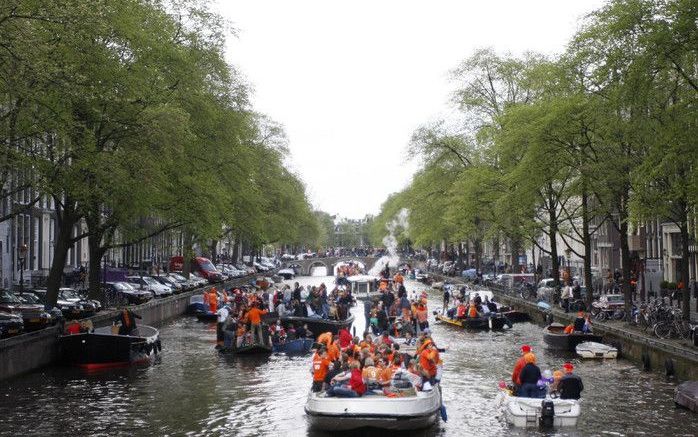 Reizigers moeten binnenkort per amfibibus Amsterdam kunnen bekijken. Rederij Lovers en luchthaven Schiphol hebben hiervoor vergevorderde plannen. Foto ANP