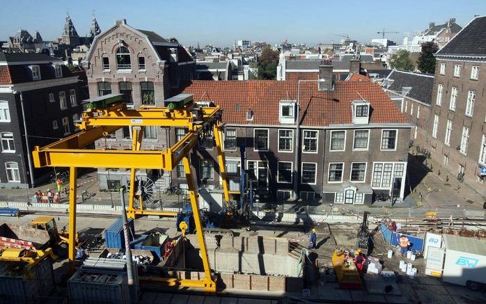 Burgemeester Cohen zei dat de metrobouwactiviteiten aan de Vijzelgracht en het Rokin in ieder geval tot maandag stilliggen. Hij wil precies weten wat er aan de hand is. Foto ANP