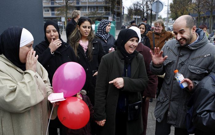 „Mensen die verschillen van cultuur en opleidingsniveau komen door een gemeenschappelijk doel met elkaar in aanraking. Het doel bindt ze en ze voelen zich samen verantwoordelijk voor de buurt, het clubhuis en de hangjeugd. En het allerbelangrijkste is: ze