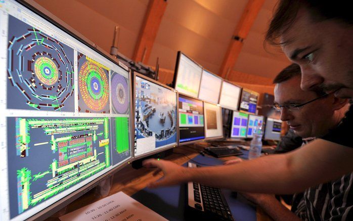 GENÉVE - De controlekamer van de vorige week geopende deeltjesversneller LHC van het European Center for Nuclear Research (CERN) bij Genève. Foto EPA