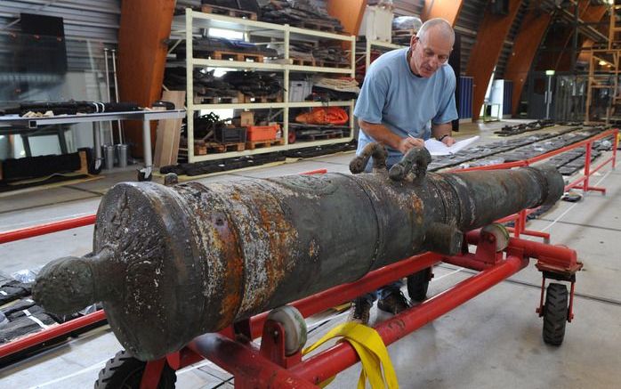 LELYSTAD – Arent Vos, maritiem archeoloog en senior onderzoeker van de Rijksdienst voor Archeologie, Cultuurlandschap en Monumenten (RACM), met het bronzen scheepskanon uit de 17e eeuw. Op de loop en de kop van het kanon zitten allerlei versieringen. Het 