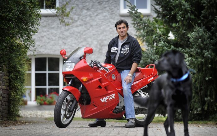 WELL – Roger van de Werff uit het Limburgse Well kampt nog altijd met de gevolgen van een ernstig motorongeval in 1993. Hij ergert zich aan het gedrag van menig motorrijder. „Mensen dragen bijvoorbeeld geen handschoenen. Als je dan een schuiver maakt, wee