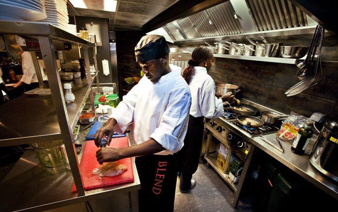 Het Tilburgse restaurant Blend helpt vluchtelingen via een leer werkplek aan een baan in de horeca. „Ze hebben keihard geknokt om hier te mogen blijven, en ze willen er alles aan doen om zich ook zo snel mo gelijk aan te passen. Werken is daarvoor dé mani