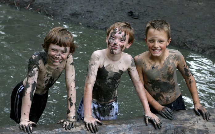 Kinderen doen niets liever dan kliederen met modder. Foto’s RD, Anton Dommerholt