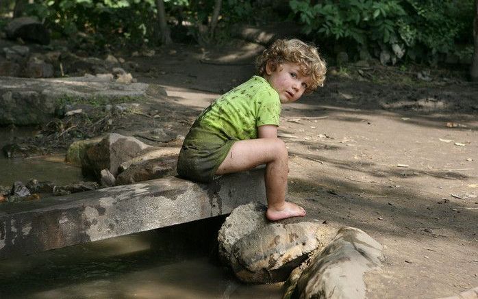 Kinderen doen niets liever dan kliederen met modder. Foto RD, Anton Dommerholt