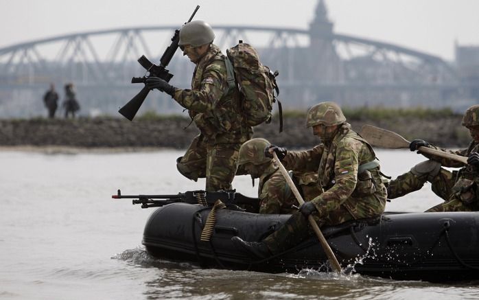 NIJMEGEN – Krijgsgeschiedenis kwam vrijdag op de Waal bij Nijmegen tot leven. In twee aanvalsboten roeiden militairen van het 44e pantserinfanteriebataljon uit Havelte de rivier over. De actie vormde een eerbetoon aan de geallieerden die in september 1944