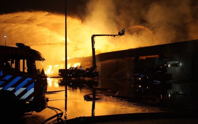 VELSEN-NOORD – Een brand heeft in de nacht van vrijdag op zaterdag een groot deel van een papierloods in het Noord–Hollandse dorp Velsen–Noord verwoest. Foto ANP