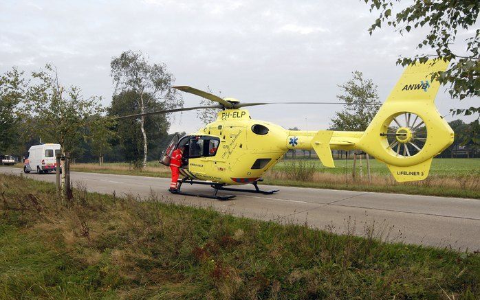 SOMEREN - Op een drukke kruising op de Provincialeweg in Someren is maandagochtend een traumahelikopter gestrand. Foto ANP