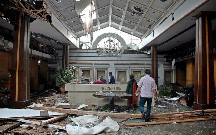 Ravage in het Marriott Hotel in Islamabad na de aanslag. Foto EPA