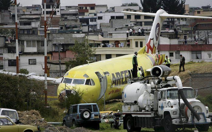 De gecrashte Fokker F-28 op het vliegveld van Quito. Foto EPA