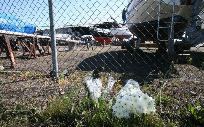 DE PUNT - Bloemen bij de jachtwerf van Beuving in De Punt nadat een brand aan drie brandweermannen het leven heeft gekost. Foto ANP