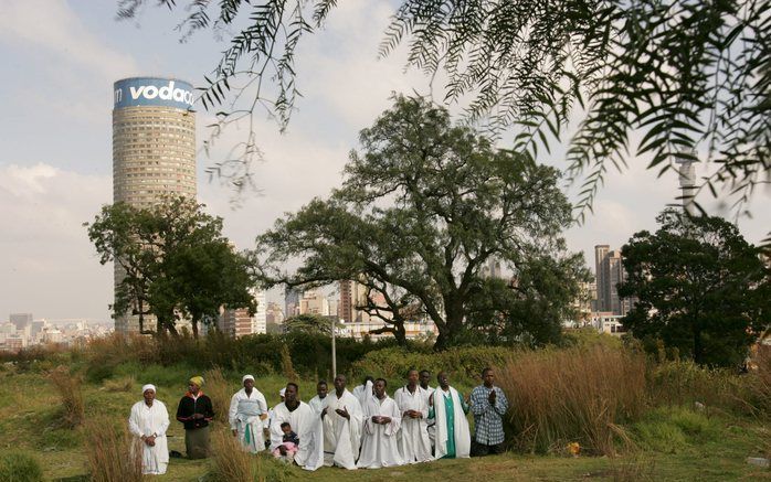 Openluchtdienst van de New Apostolic church in Johannesburg. Het christendom kent vooral in Afrika een sterke aanwas. Foto EPA