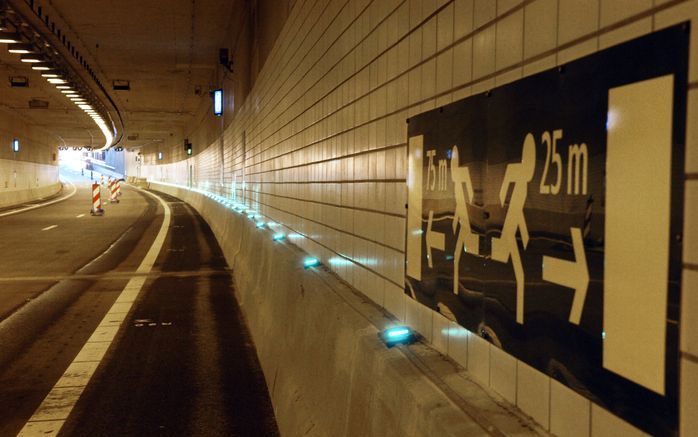 Minister Eurlings (Verkeer) laat de Tweede Kamer volgende week weten wat er de komende tijd nog moet gebeuren voordat de tunnels van de A73 bij Roermond definitief open kunnen. Foto ANP