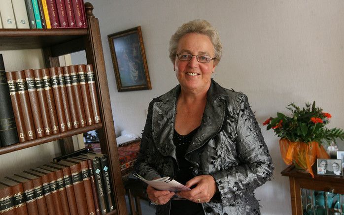 BARNEVELD – Mevrouw M. H. Guijt Guijt neemt morgen afscheid als presidente van de hervormde vrouwenbond. „Er zullen best weer dingen op m’n weg komen.” Foto RD, Anton Dommerholt