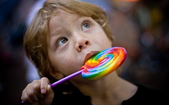 De bedenker van de lolly, Enric Bernat, ergerde zich in de jaren vijftig van de vorige eeuw groen en geel aan de plakhandjes die kinderen altijd overhouden aan het eten van een snoepje. Foto's Chupa Chups en RD