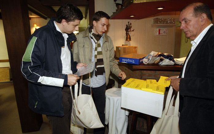 UDEN - Evangelist P. Pols (r.): „Er moeten veel meer evangelisten komen in Brabant. Het is een braakliggend land. En ik kan het niet alleen.” Foto Bert Jansen