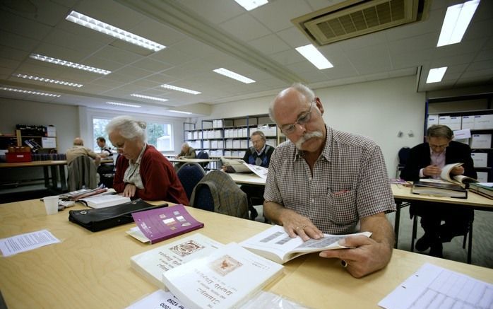 CAPELLE A/D IJSSEL – Mart Heekelaar verzamelt postzegels en postzegelboeken uit de voormalige Engelse gebieden in Zuidoost Azië. „Ik ben er vaak op vakantie geweest, dus vandaar.” Foto Sjaak Verboom