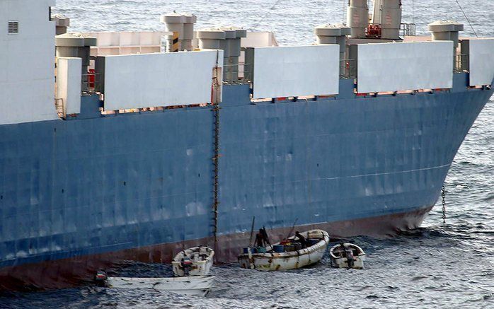 De Oekraïense eigenaren van een vrachtschip dat beladen met Russische wapens vorige week voor de Somalische kust werd gekaapt, onderhandelen telefonisch met de zeerovers. Foto EPA