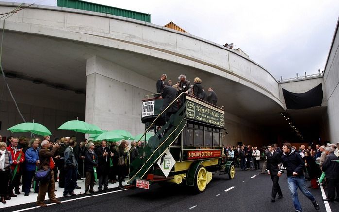 DEN HAAG – Genodigden voor de opening van de Hubertustunnel in Den Haag worden vervoerd in een Engelse bus uit 1904. Minister van Verkeer Eurlings opende gisteren de 1,6 kilometer lange tunnel – de langste stadstunnel van Nederland en het laatste deel van