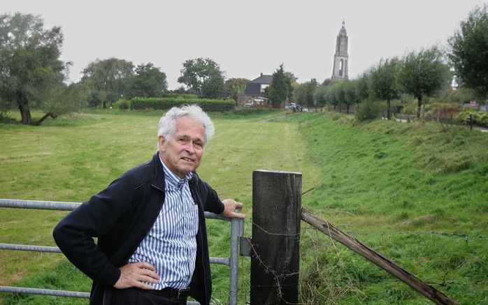 Voorzitter Henk Deys van de Historische Vereniging Oudheid kamer Rhenen en Omstreken. Op de achtergrond de Cuneratoren. FotoRD, Anton Dommerholt