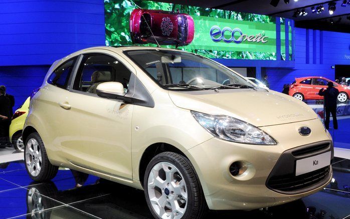 De prijzige elektrische auto’s hebben geduchte tegenstanders in de Ford Ka (foto) en de Suzuki Alto. Het prijskaartje van deze op de auto show in het Franse Parijs gepresenteerde kleine en zuinige modellen schommelt rond de 10.000 euro. Foto EPA