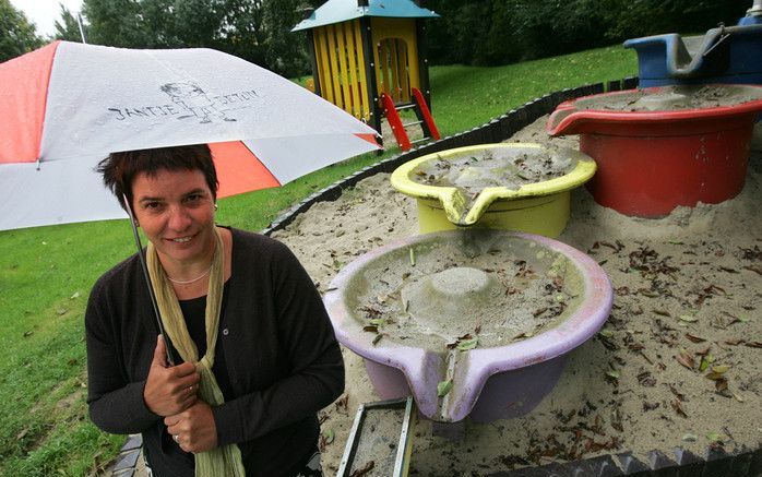 Froukje Hajer van Jantje Beton voor de zandbak van speeltuin De Watertoren in Utrecht. „Door te experimenteren krijgen kinderen greep op de wereld.” Foto RD, Anton Dommerholt