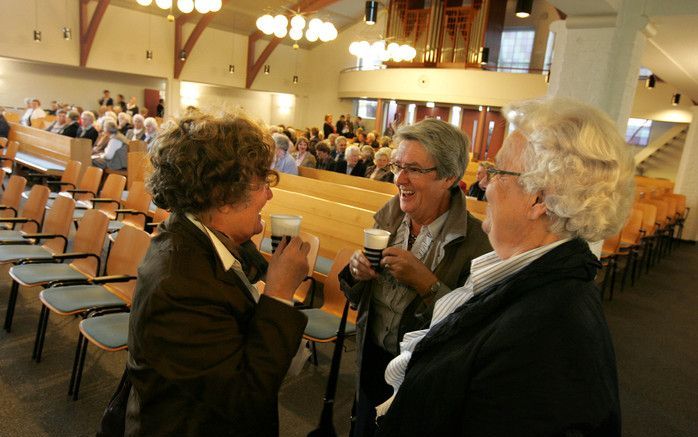 LUNTEREN – Deelnemers aan de landelijke ontmoetingsdag van de hersteld hervormde vrouwenverenigingen in Lunteren. Zo’n 600 vrouwen kregen gisteren lezingen te horen over het gebed en over de zending. Foto RD, Anton Dommerholt