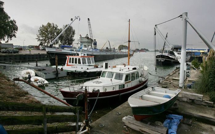 HARDINXVELD GIESSENDAM – Om kosten te besparen werd bij het uitbaggeren van de Hardinxveldse haven een slimme methode gebruikt. Niet de baggerspecie werd afgevoerd, maar het zand eronder. Zodoende kwam de haven weer op diepte, hoefde de verontreinigde bag