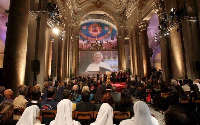 Paus Benedictus XVI las vanuit een basiliek in Rome de scheppingsgeschiedenis voor. Foto EPA