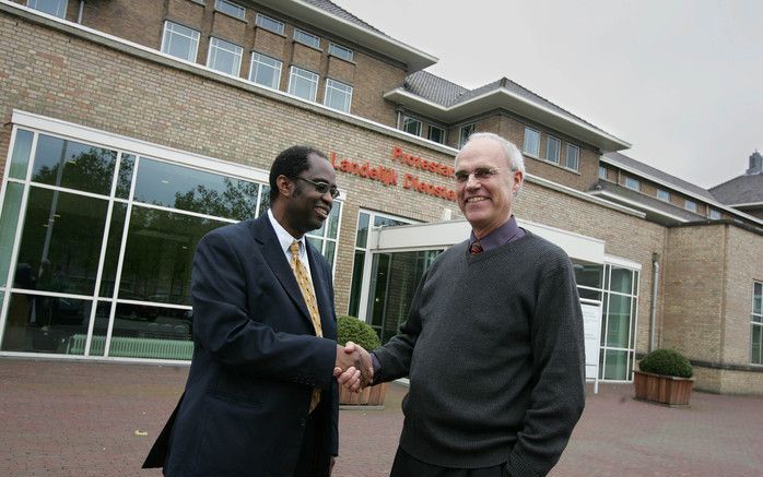 UTRECHT – Dr. Richard van Houten (r.) en dr. Setri Nyomi van respectievelijk de Gereformeerde Oecumenische Raad (GOR) en de Wereldbond van Hervormde en Gereformeerde Kerken (WARC) zien uit naar de viering van de fusie van beide organisaties tot de World C