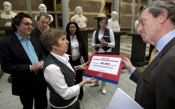 DEN HAAG - Paul Beerkens (R), algemeen directeur van de Nierstichting, biedt woensdag voorafgaand aan de commissievergadering Orgaandonatie een petitie aan Pauline Smeets, voorzitter van de Vaste Commissie van Volksgezondheid, Welzijn en Sport van de Twee